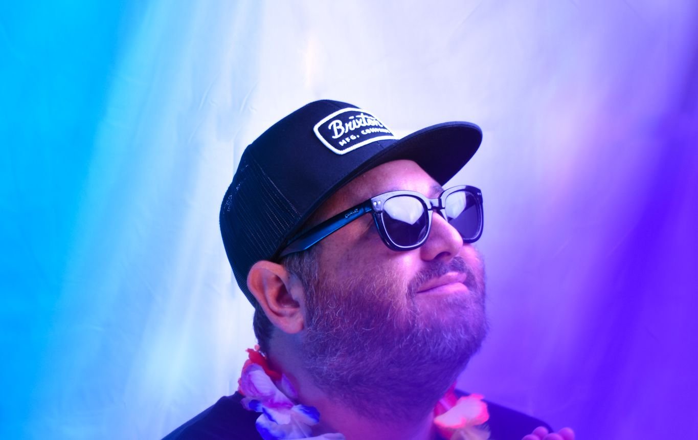 Hans Nüsslock with a lei under blue and purple light